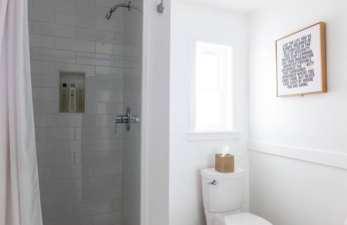 Lower Haight Casa | Two Double Room, Metro Hotel, Artistic Comfort, Close to From Golden Gate Park