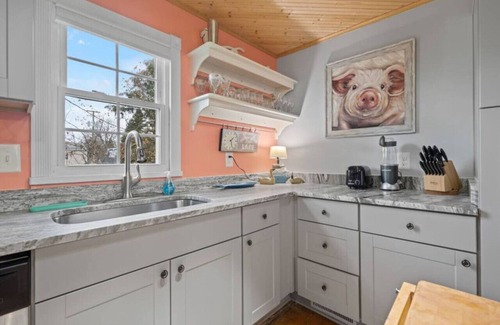 Lexington Casa | Two Doves Cottage, Walk to DT Lex! Cozy Getaway!