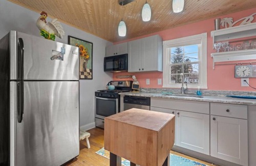 Lexington Casa | Two Doves Cottage, Walk to DT Lex! Cozy Getaway!