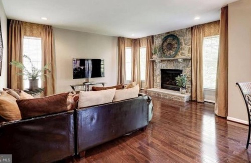 Chantilly Casa | Two Full Bed and Full Bath with walking closet in quite are