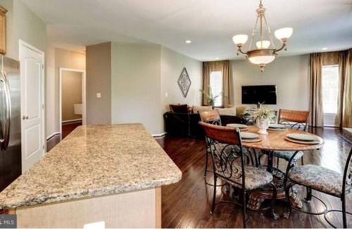 Chantilly Casa | Two Full Bed and Full Bath with walking closet in quite are