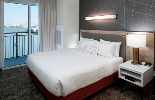 Clearwater Beach Hotel | Two Great Suites fit for families! Pool, Near Sand Key Park, Restaurant and Bar!