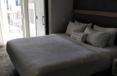 Clearwater Beach Hotel | Two Great Suites fit for families! Pool, Near Sand Key Park, Restaurant and Bar!