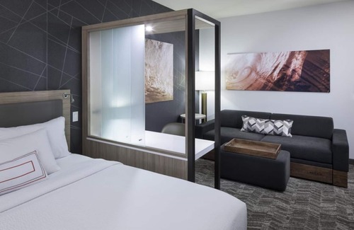 Clearwater Beach Hotel | Two Great Suites fit for families! Pool, Near Sand Key Park, Restaurant and Bar!