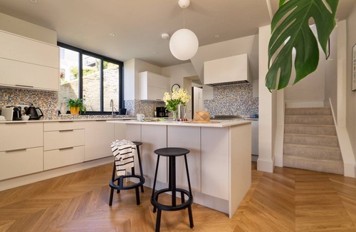 Dartmouth Casa | Two Guns Contemporary Stylish Townhouse With Stunning sea Views