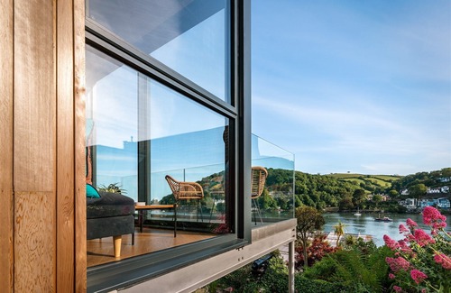 Dartmouth Casa | Two Guns Contemporary Stylish Townhouse With Stunning sea Views