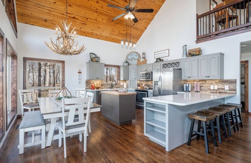 Bixby Otro | Two Homes on 160 Acres. Stocked Ponds, Firepits. Just 30 minutes from Tulsa.