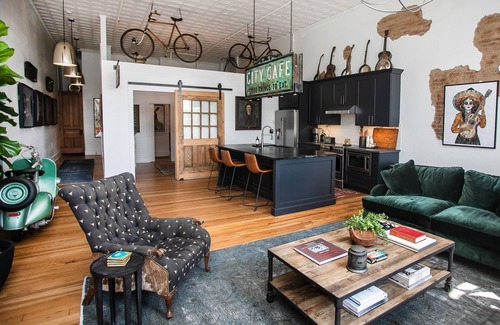 Downtown Apartamento | Two Lanes Guesthouse - Loft Vacation Rental por Mike Wolfe en el centro de Columbia