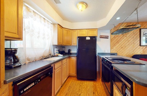 Gatlinburg Cabina | Two-level home close to hiking with river view & free attraction tickets