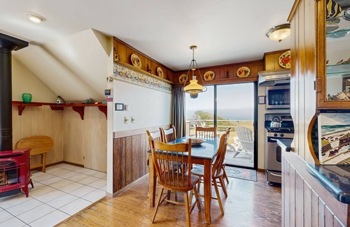 Fort Bragg Casa | casa frente al mar w / bañera de hidromasaje privada, vistas desde la cubierta, hasta 4 perros bienvenidos!