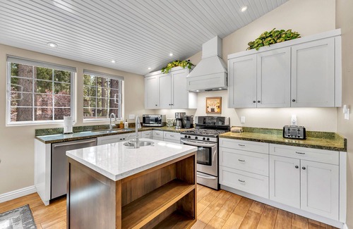 Idyllwild Casa | TWO Luxury Homes~WALK To Village & Creek~Basketball & Play Court~Mountain Views