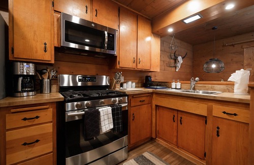Pine Cove Cabina | Two Magical cabins *Spa, Fireplace, Pet Friendly*