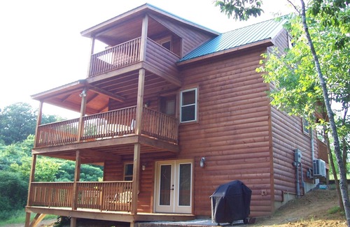 Mammoth Cave Cabina | Two miles from Mammoth Cave National Park, 1300 sq ft cabin, hot tub, disc golf