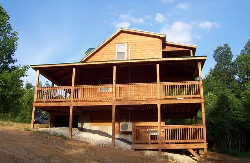 Mammoth Cave Cabina | Two miles from Mammoth Cave National Park, 1300 sq ft cabin, hot tub, disc golf