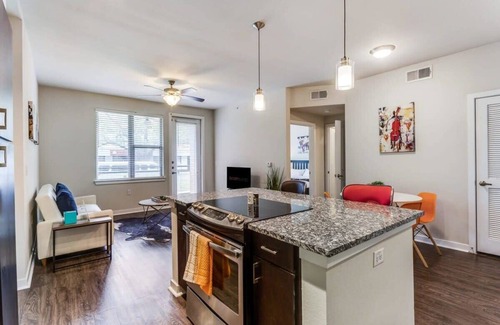 West Congress Apartamento | TWO Modern SoCo CozySuites w/ 2 Pools!