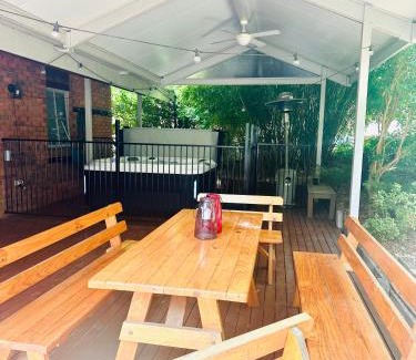 Sawmill Settlement Casa | Two Mountains Lodge - Modern Alpine Retreat with Spa - 3mins to Mt Buller