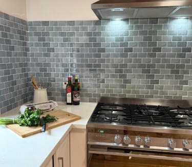 Sawmill Settlement Casa | Two Mountains Lodge - Modern Alpine Retreat with Spa - 3mins to Mt Buller