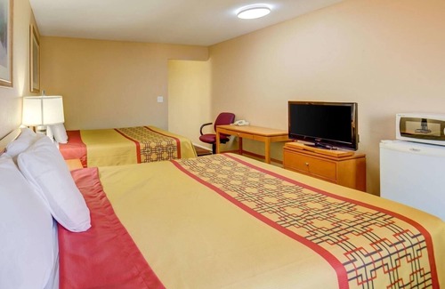 Ashland Hotel | Two Queen Bed Room, Scottish Inns Ashland, Right Off Interstate 5, Free Parking