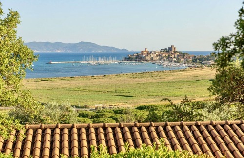 Talamone Apartamento | Two-room brick apartment of approximately 35 m2 on the ground floor or first floor with air conditioning surrounded by vegetation, composed of a living room with flat-screen television, two single beds and a kitchenette equipped with stove, fridge with f