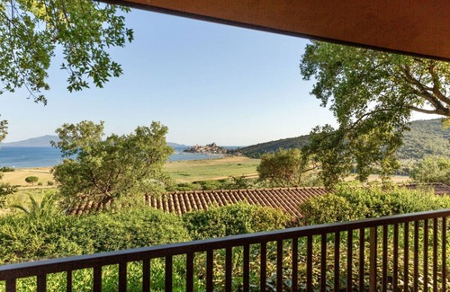 Talamone Apartamento | Two-room brick apartment of approximately 35 m2 on the ground floor or first floor with air conditioning surrounded by vegetation, composed of a living room with flat-screen television, two single beds and a kitchenette equipped with stove, fridge with f