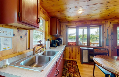 Presque Isle Cabina | ¡NUEVO LISTADO! Dos cabañas frente al lago para familias con muelle y hoguera - ¡perros bien!