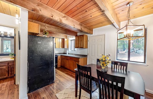 Camp Connell Condominio | Two-story dog-friendly condo with balcony, washer/dryer, & full kitchen