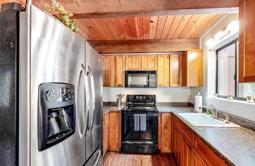 Camp Connell Condominio | Two-story dog-friendly condo with balcony, washer/dryer, & full kitchen