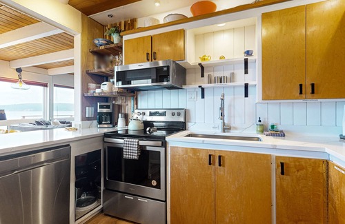 Langley Cabaña | Two story, dog-friendly oceanfront cottage w/deck, private gas grill, wood stove