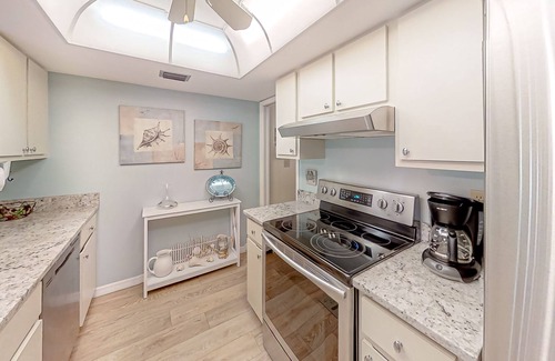 Pine Island Center Casa | Two-story townhouse with a sunroom, heated pool, hot tub, & tennis courts