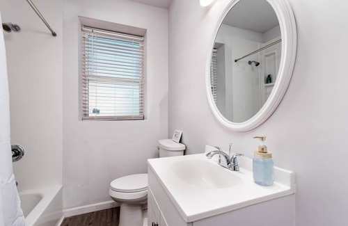 DeBaliviere Place Apartamento | Two Stylish 2BR Apt CozySuites w parking