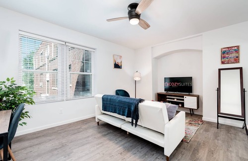 DeBaliviere Place Apartamento | Two Stylish 2BR Apt CozySuites w parking