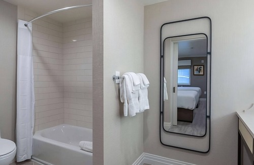 Old Town Casa | Two Stylish Rooms, Four Queen Size Beds, Fitness Center, Chill Spots, Parking