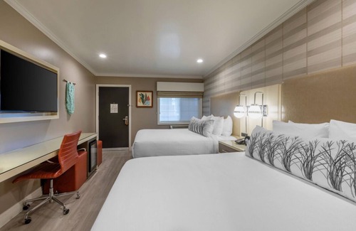 Old Town Casa | Two Stylish Rooms, Four Queen Size Beds, Fitness Center, Chill Spots, Parking