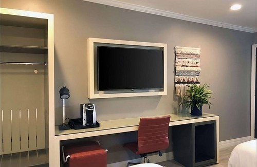 Old Town Casa | Two Stylish Rooms, Four Queen Size Beds, Fitness Center, Chill Spots, Parking