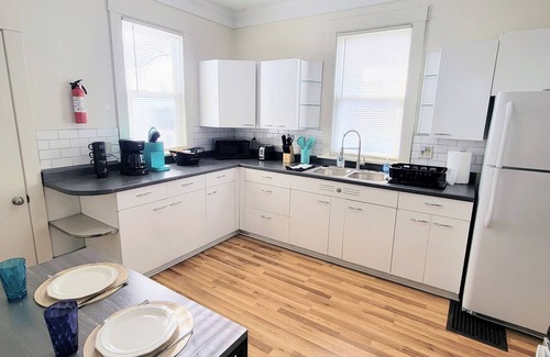 Galesburg Casa | Two-tone Train Home! King bed, Pet friendly, Foosball!