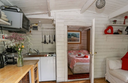 Talybont-on-Usk Cabaña | TY BACH TWT, pet friendly, with hot tub in Tal-Y-Bont-On-Usk