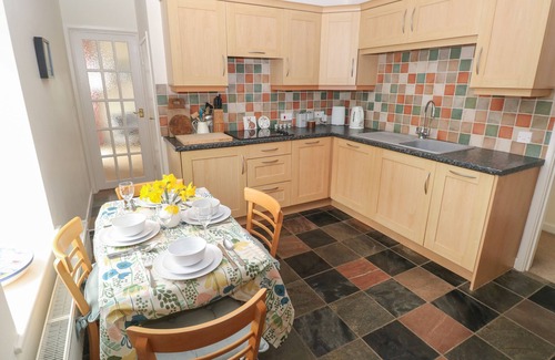 Llantwit Major Cabaña | TY COETS, MORFA FARM, pet friendly in Llantwit Major