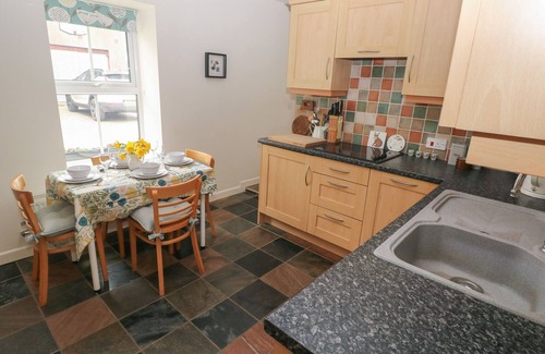 Llantwit Major Cabaña | TY COETS, MORFA FARM, pet friendly in Llantwit Major
