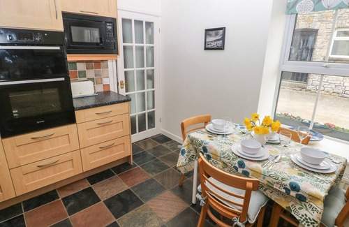 Llantwit Major Cabaña | TY COETS, MORFA FARM, pet friendly in Llantwit Major