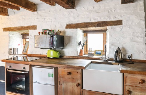 Talybont-on-Usk Casa | TY FFERM HEN, pet friendly, with hot tub in Tal-Y-Bont-On-Usk