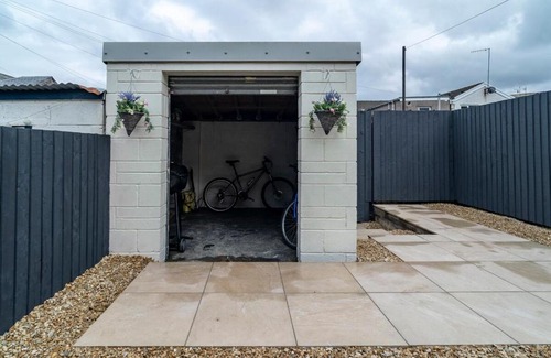 Pentrebach Casa | Ty Gwyrdd, 3 bedroom house, sleeps 7, Near Bike Park Wales