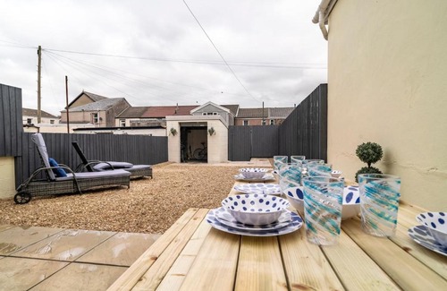 Pentrebach Casa | Ty Gwyrdd, 3 bedroom house, sleeps 7, Near Bike Park Wales