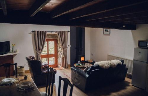 Beddgelert Apartamento | Ty Hebog - Charmingly Restored 17th Century Grade II Listed Barn with Cosy Log Burner