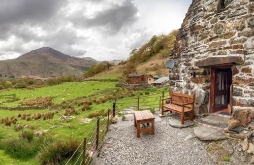 Beddgelert Apartamento | Ty Hebog - Charmingly Restored 17th Century Grade II Listed Barn with Cosy Log Burner