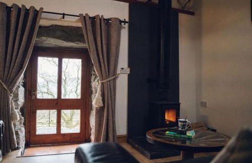 Beddgelert Apartamento | Ty Hebog - Charmingly Restored 17th Century Grade II Listed Barn with Cosy Log Burner