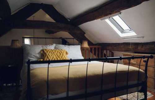 Beddgelert Apartamento | Ty Hebog - Charmingly Restored 17th Century Grade II Listed Barn with Cosy Log Burner