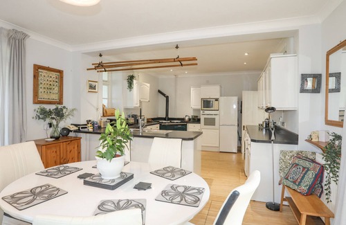 Penmaenmawr Cabaña | TYDDYN AP IFAN, pet friendly, country holiday cottage in Penmaenmawr