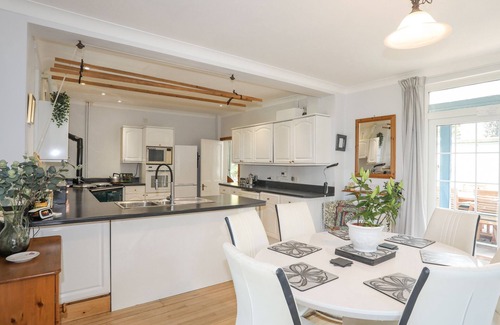 Penmaenmawr Cabaña | TYDDYN AP IFAN, pet friendly, country holiday cottage in Penmaenmawr