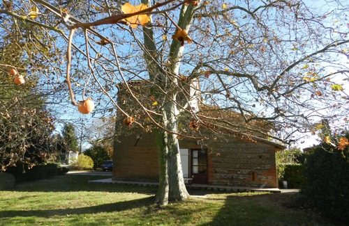 Montlaur Cabaña | Typical country house, pink brick and Lauragais pebbles.