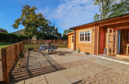 Sleaford Cabaña | TYTHE LODGE, family friendly, character holiday cottage in Heckington